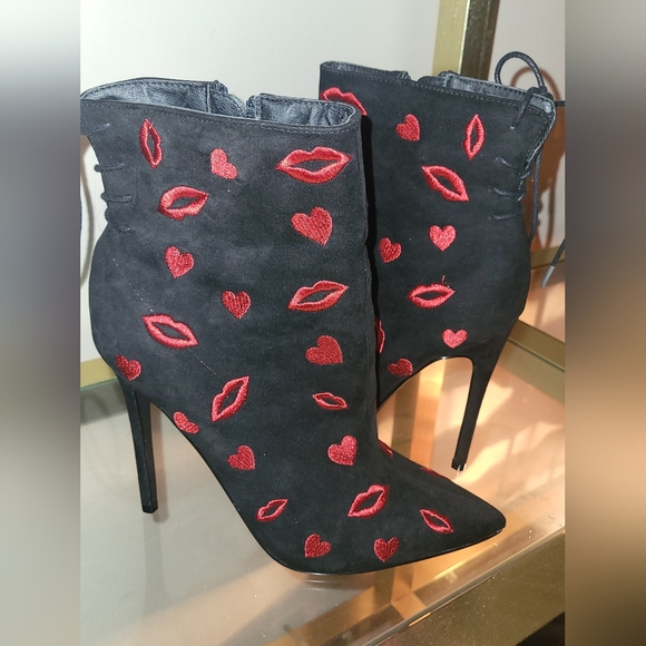 Kisses Boots - Picture 1 of 7